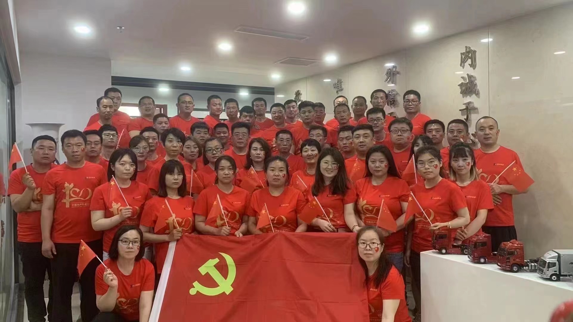 2023年，金成集團將要在彩云上面畫滿祝福，祝愿所有朋友身體健康，萬事如意，財源滾滾，闔家幸福！